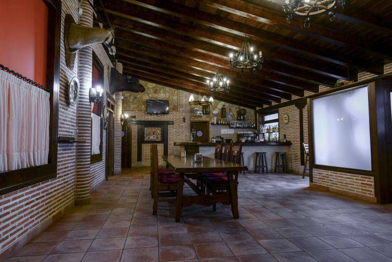 Restaurante Asador Parrilla El Duque - Arganda del Rey - Madrid - Vista de Salon privado es un espacio ideal para reuniones de empresa o celebraciones.